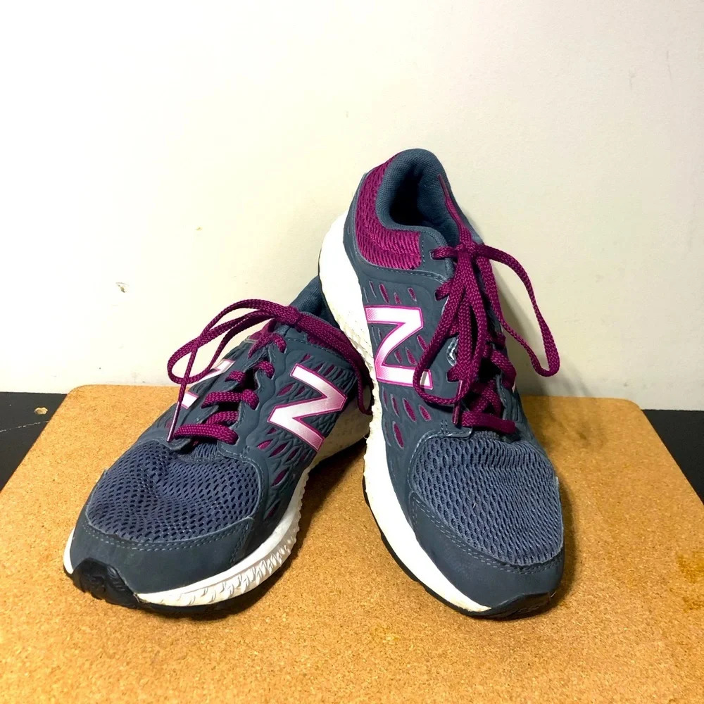 New Balance Comfort 420 Response 1.0 Grey Maroon Laces 8  Perforations Athletic